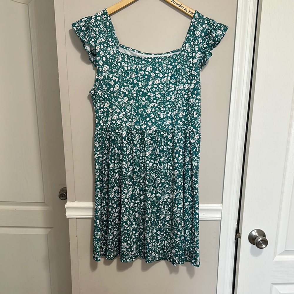 Green Floral Dress with Ruffle Sleeves size S/4 lots of stretch NWT NEVER WORN!